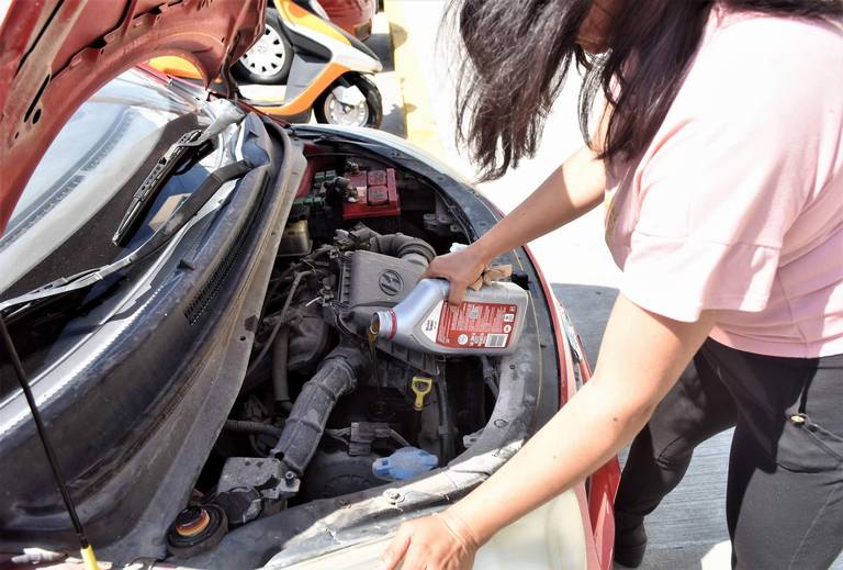 Mujeres al mando de un taller mecánico en México